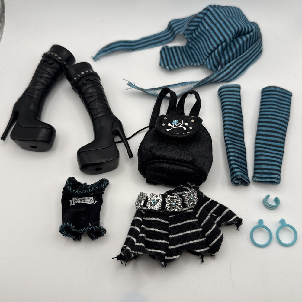Bratz Pirate Treasures Cloe Rare Boots Hat Backpack Shirt Skirt Leggings Jewelry